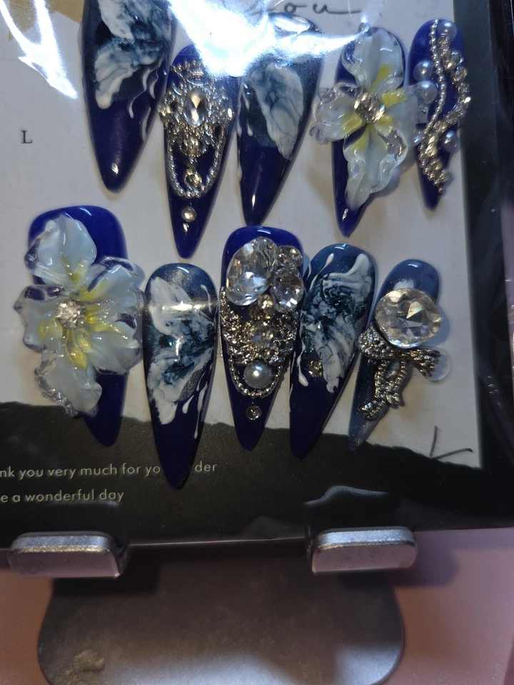 Press On Nails handgefertigte dunkelblaue Stilettos großes Schmetterlingsmotiv - Bild 2 von 3