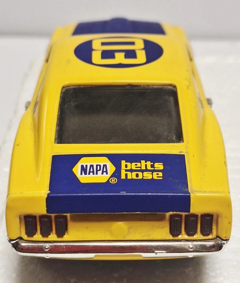Cinturones y mangueras Ertl NAPA #03 Ford Mustang Bank modelo fundido a presión sin caja muy buen estado Foto 3 de 4
