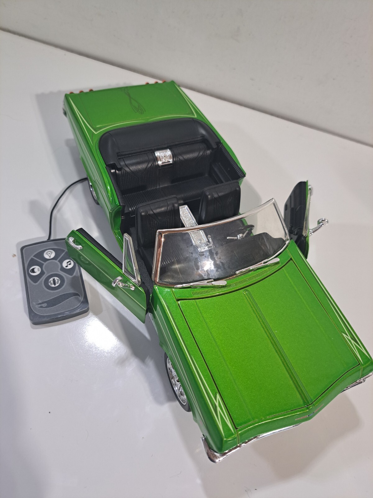 Hot Wheels Remote Control 118 Die Cast Chevrolet Impala SS Convertible