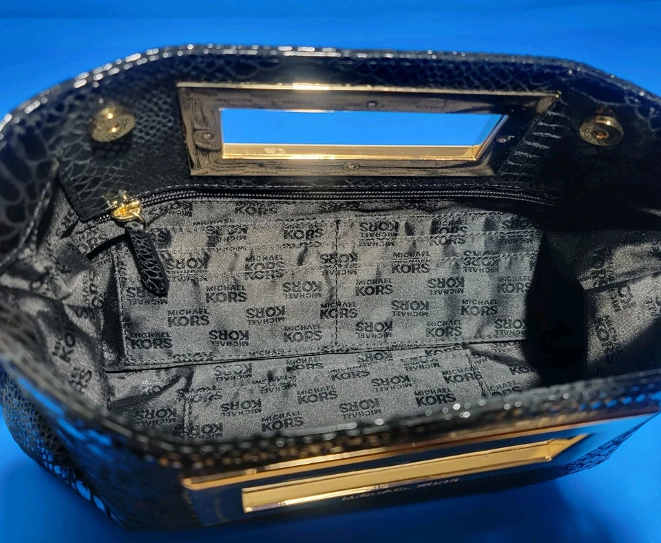 Bolso de Mano Michael Kors Berkley Grande Piel de Serpiente Exótica Cuero Brillante Borde Negro Dorado Foto 3 de 4