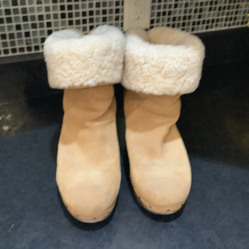 Botas zueco al tobillo UGG Lynnea de piel de oveja forro plegable talla 9 Foto 2 de 4