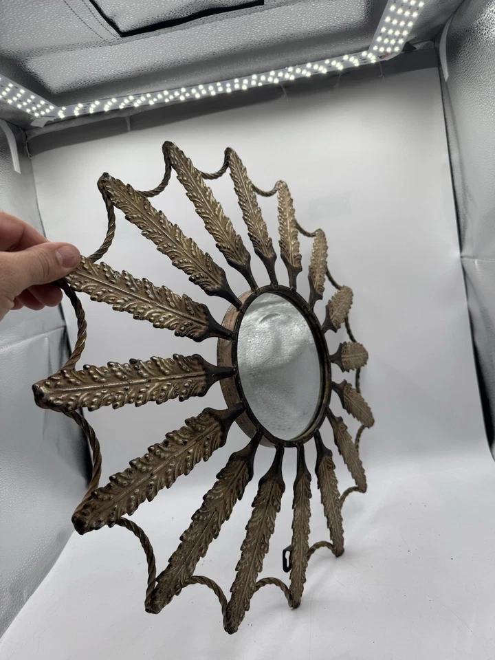 Espejo de pared de hoja de metal Uttermost 19 pulgadas Patrón de hojas redondas Sunburst vintage Foto 2 de 4