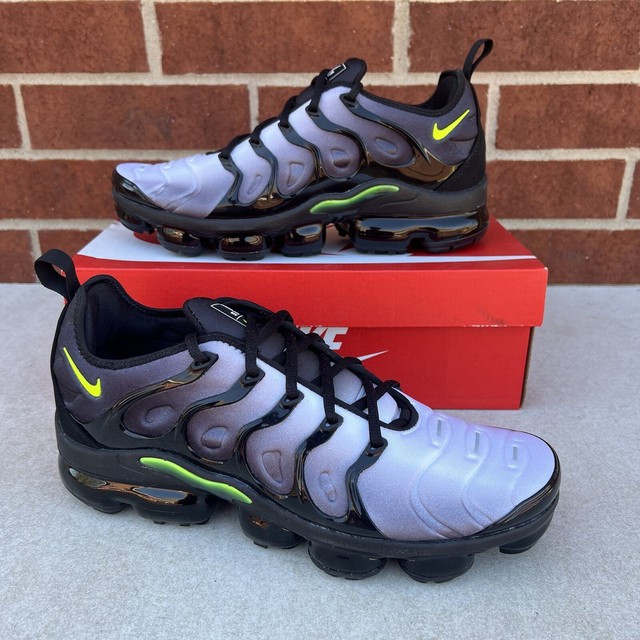 black and neon vapormax plus