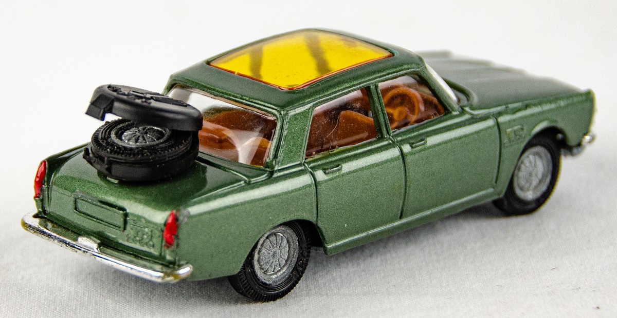 Corgi Toys 275 Rover 2000 TC w/ Take off Spare Green 1