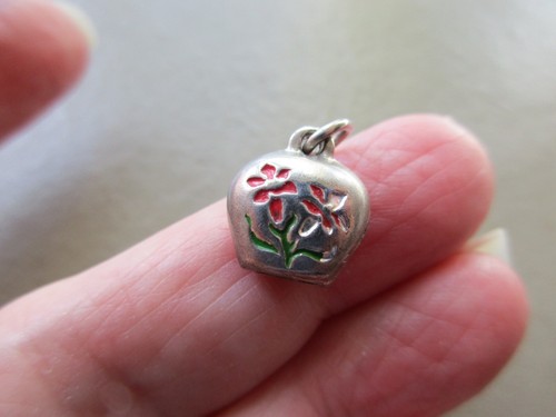 ANTIQUE VINTAGE SILVER TONE ENAMEL CUTE RINGING COWBELL BELL FOB CHARM PENDANT - Picture 4 of 6