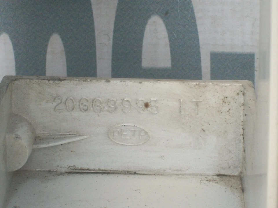 1988–1991 CADILLAC ELDORADO LEFT REAR TAIL LIGHT EXTENSION 20669995 - image 4 of 4