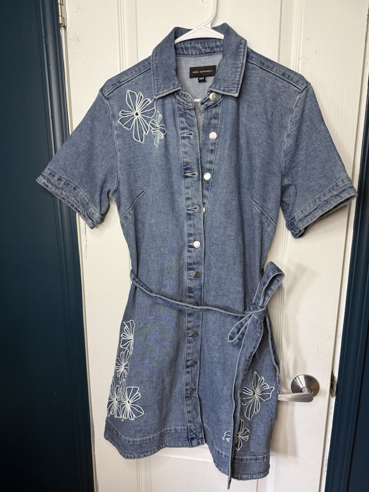 Free Assembly Women Embroidered Denim Mini Dress Medium Wash Blue Floral