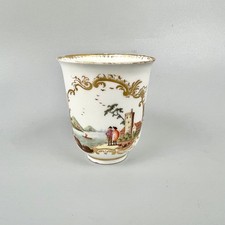 Wiener Schokoladenbecher um 1744-9 bemalt mit Figuren in einer Landschaft. Ex-Welby