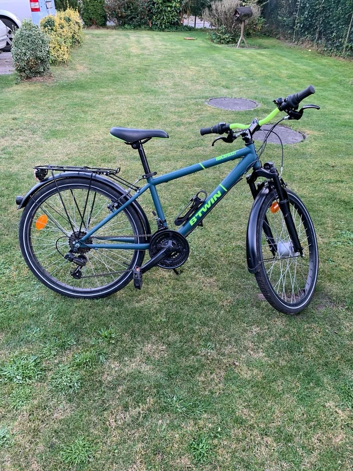 Zu verkaufen ist dieses Kinderfahrrad 24“. Der Marke Btwin Modell Rockrider.
