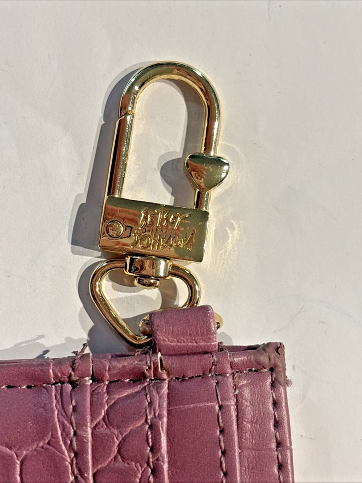 Бумажник/брелок Betsey Johnson розовато-фиолетовый и золотой с крокодиловым принтом держатель для карт - Изображение 2 из 4