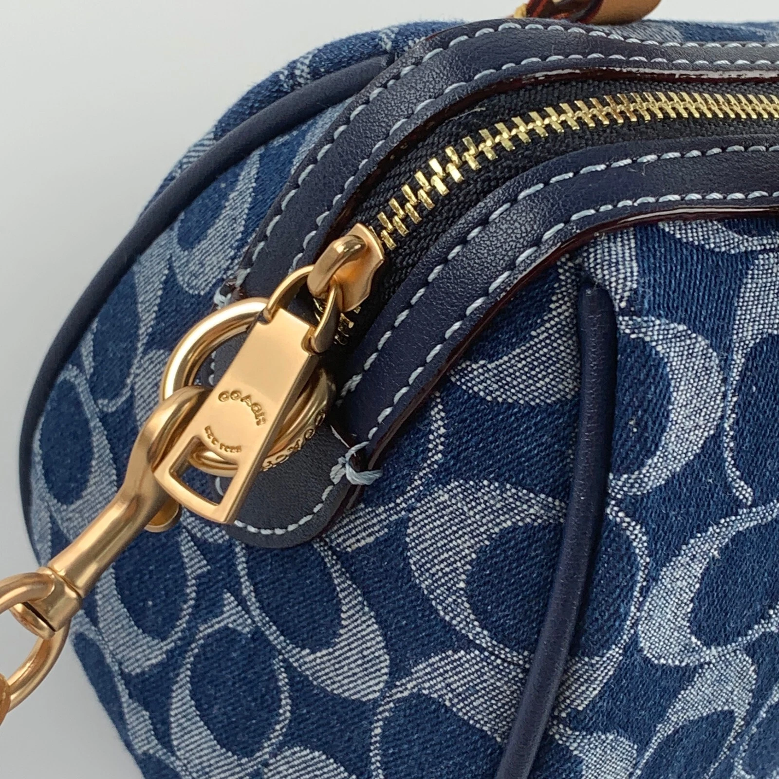 Borsa a tracolla Coach Mini Rowan nuova con etichette in denim firmato con ciondolo ciliegia CY742