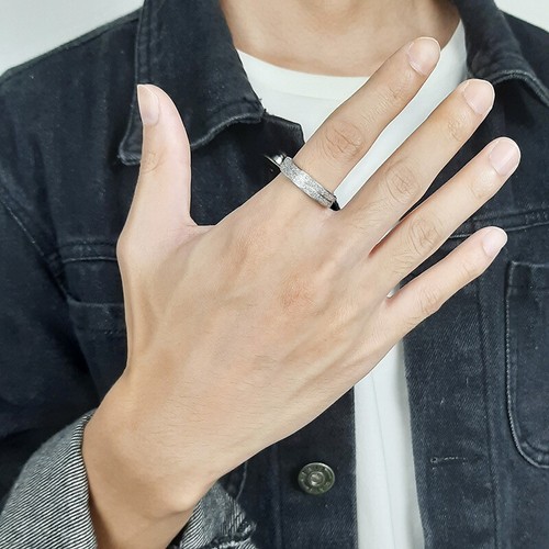 Alianza de boda simple personalizada de acero inoxidable para hombre y mujer anillo de oro y plata - Imagen 9 de 12