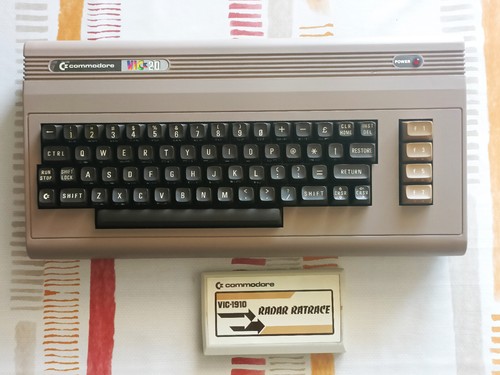 Commodore VIC20 "Breadbin Edition" + cartuccia, Case RAL1019, 100% FUNZIONANTE