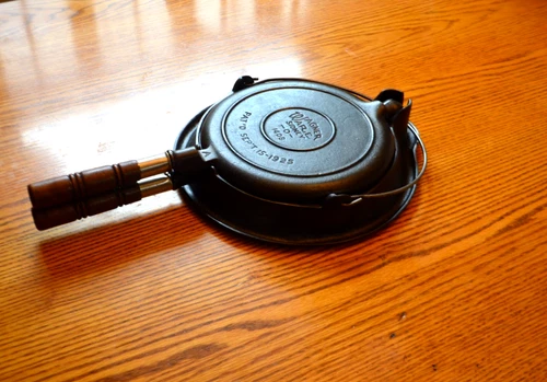 VINTAGE WAGNER WARE SYDNEY O 1408 CAST IRON WAFFLE IRON "OUTSTANDING"