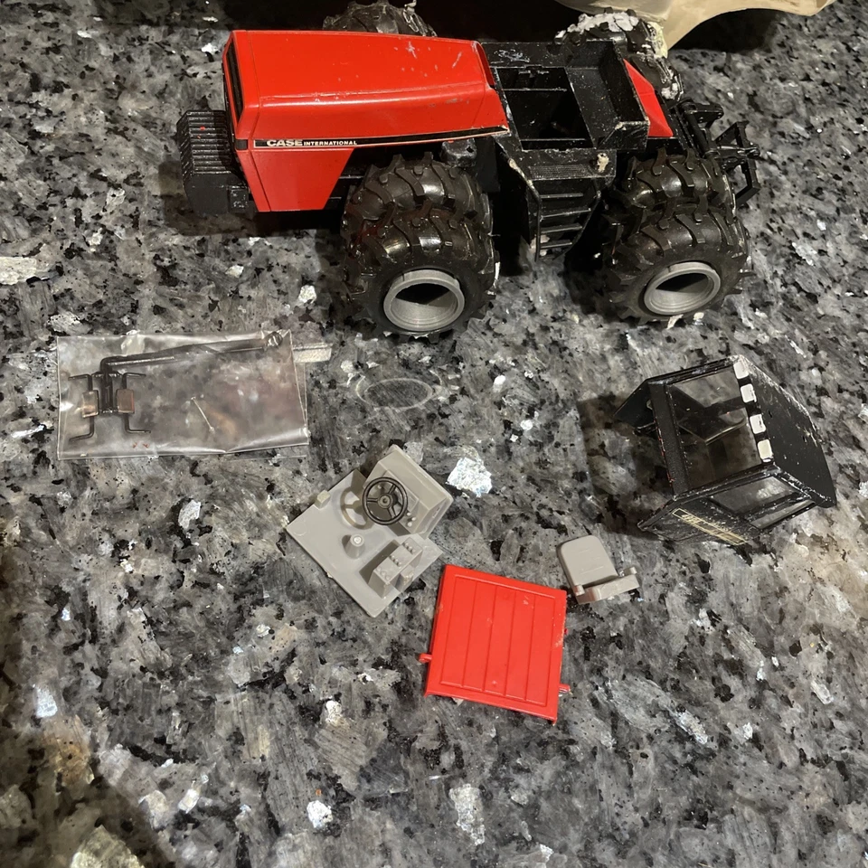 Conrad Case IH 4994 4WD Tractor 1/35 West Germany Heavy Damage Repair Parts - Image 2 of 4