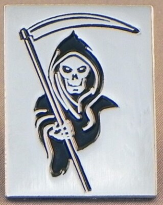 Sensenmann mit Sensennadel Anstecker. Silber Design. Metall. Emaille.