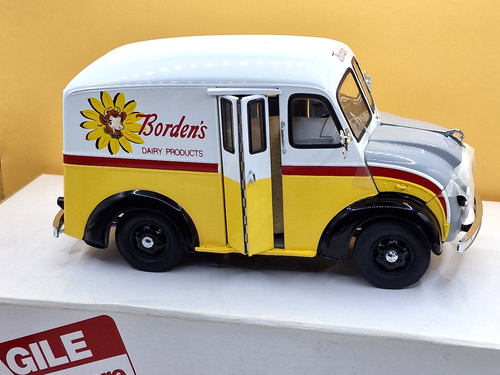 Danbury Mint 1950 Divco Borden Milk Truck 1:24