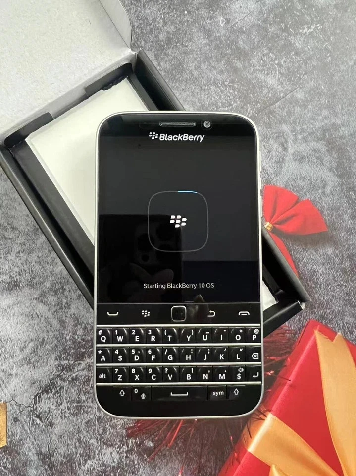 A++ BlackBerry Classic Q20 SQC100-4 16 GB - (Unlocked) 4G Qwerty Keyboard Phone - Image 3 of 4