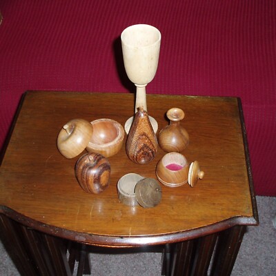 Posten 7 Handwerker-gedrechselte kleine Baum/Holz Artikel, 3+ Deckel, 2 Früchte, 1+ Stiel, 1 Knospen Vase