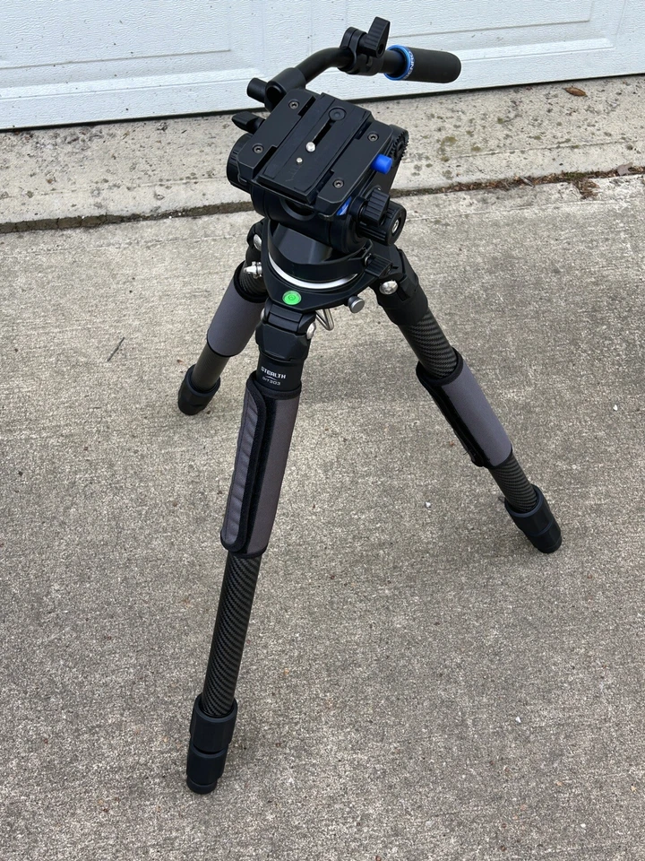 Trípode de fibra de carbono Induro GIT303 Stealth + cabezal de video Benro S6 y bolsa para cámara Foto 3 de 4