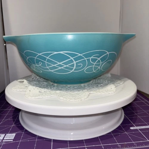 Vintage Pyrex Promotional Turquoise Scroll Cinderella Bowl 2 1/2 QT 443 EUC 🇺🇸