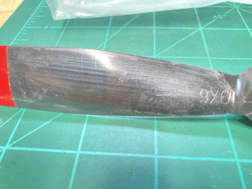 Hélice Parkzone PKZ1019 P-51 puntas rojas 9x6 usada Foto 2 de 4