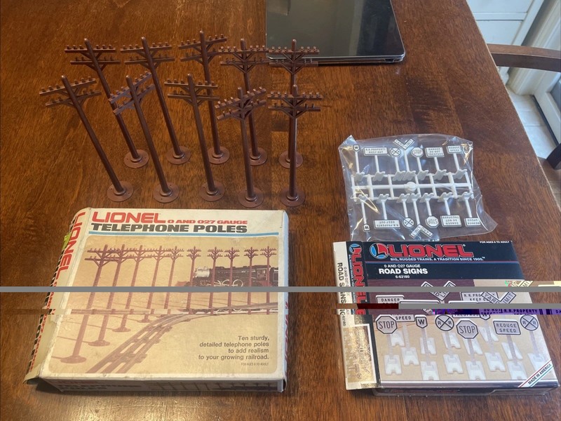 NEW IN BOX!  LIONEL 6-2181  SET OF 10 TELEPHONE POLES And 62180 Road Signs