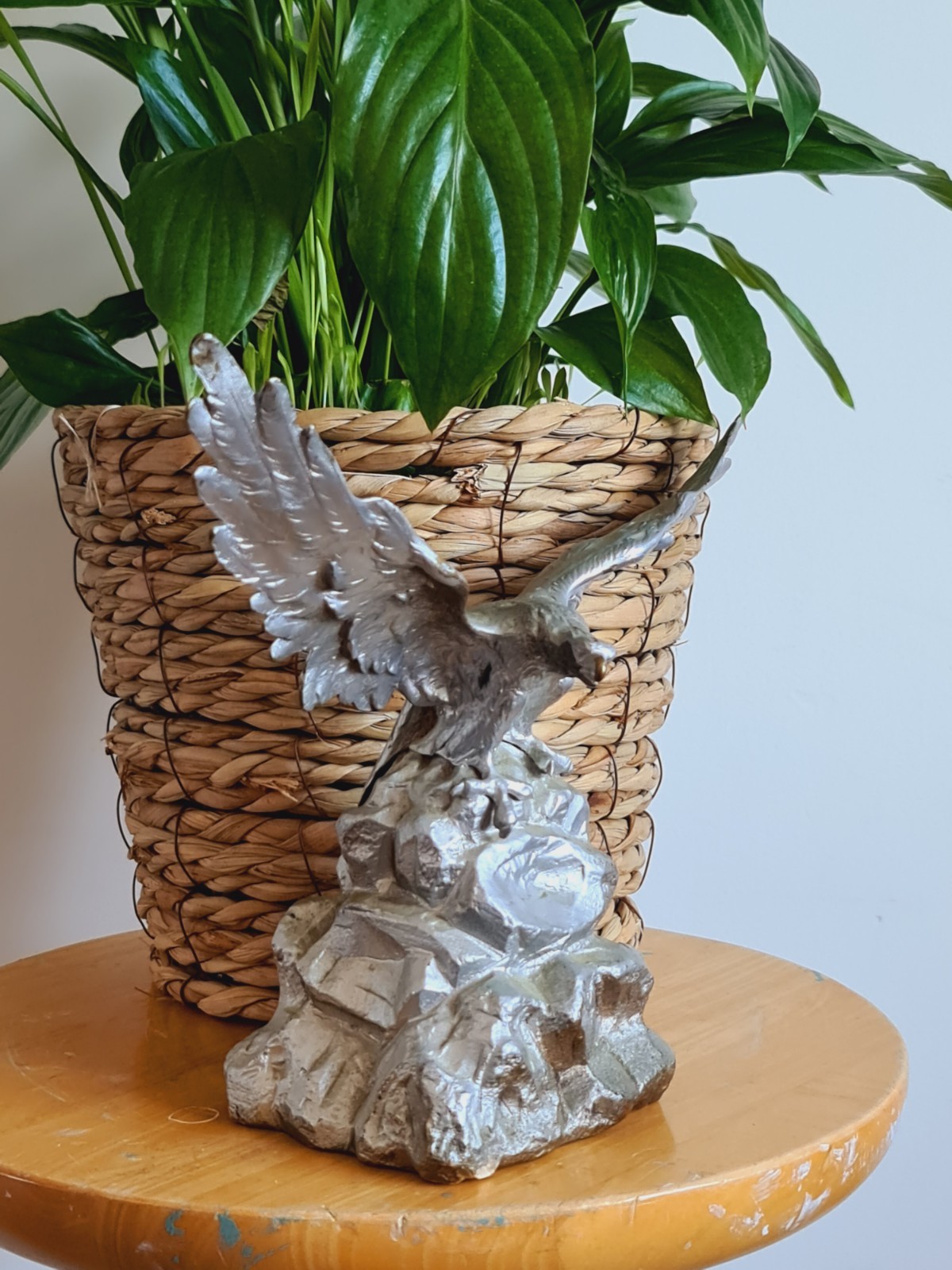 Estatuilla de águila de colección pintada de latón con base de resina intrincada estatua artesanal.