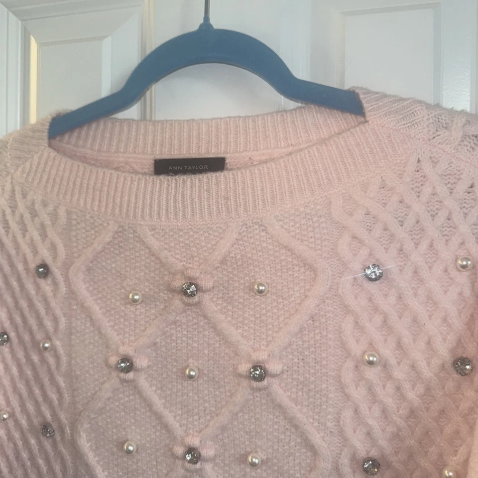 Suéter Ann Taylor Rosa con Adornado Frontal Talla Pequeña. Foto 2 de 4