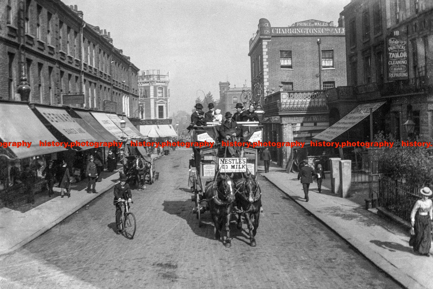 F001133 London street scene of a horse drawn bus and other people going about th