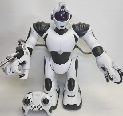 22  WowWee Robosapien 2005 with Remote White - (Please Read & Watch Video)