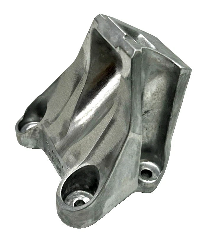 22843611 New OEM GM Right Side Engine Mount Bracket 2010-2015 Chevrolet Camaro - Image 3 of 4