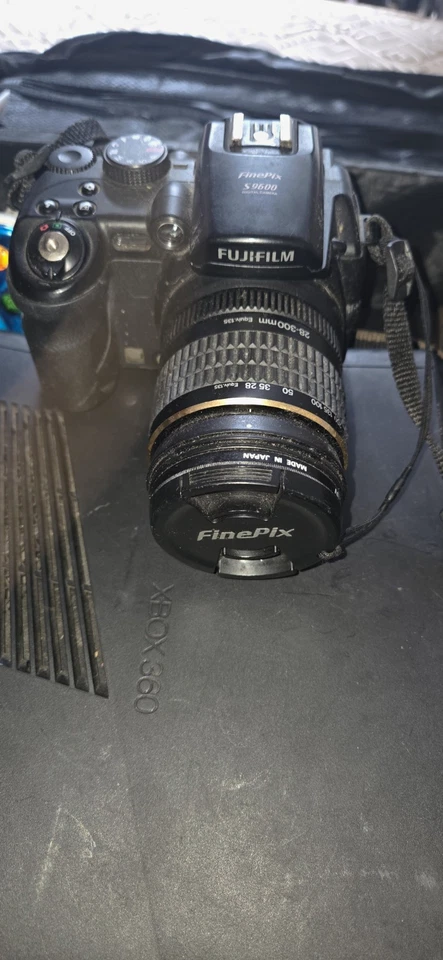 Fujifilm FinePix S9600 Bridge Camera 9MP 10.7x Zoom f/2.8 EVF Black, photo 1 of 2