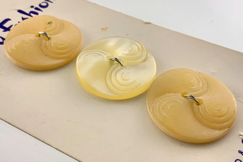 New Old Stock Set Of 3 Vintage MOP Mother-Of-Pearl Buttons .75in Mixed 346D - Image 4 of 4
