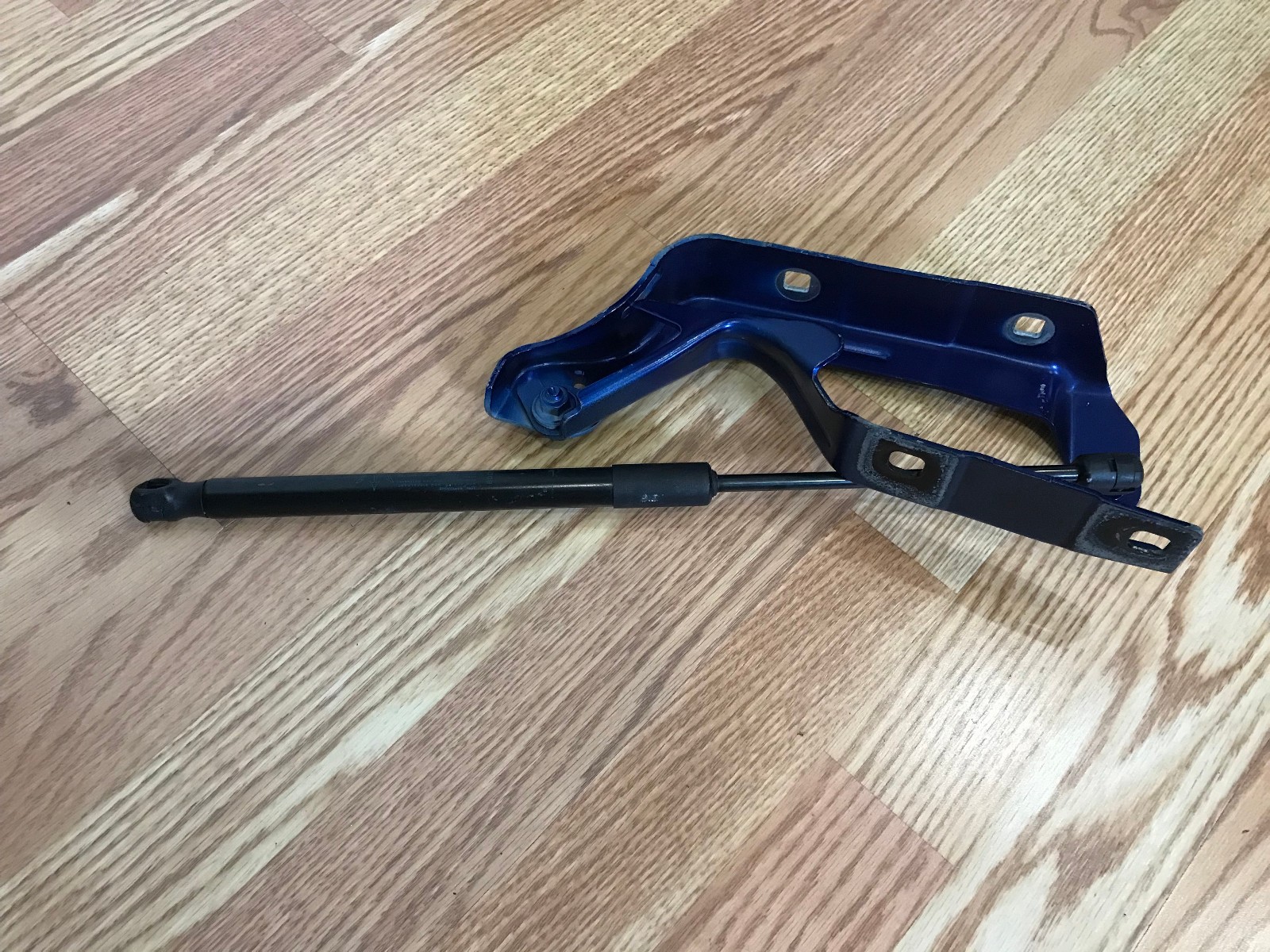 ✝️MASERATI GHIBLI QUATTROPORTE LEVANTE HOOD HINGE SUPPORT BRACKET 670001872 OEM