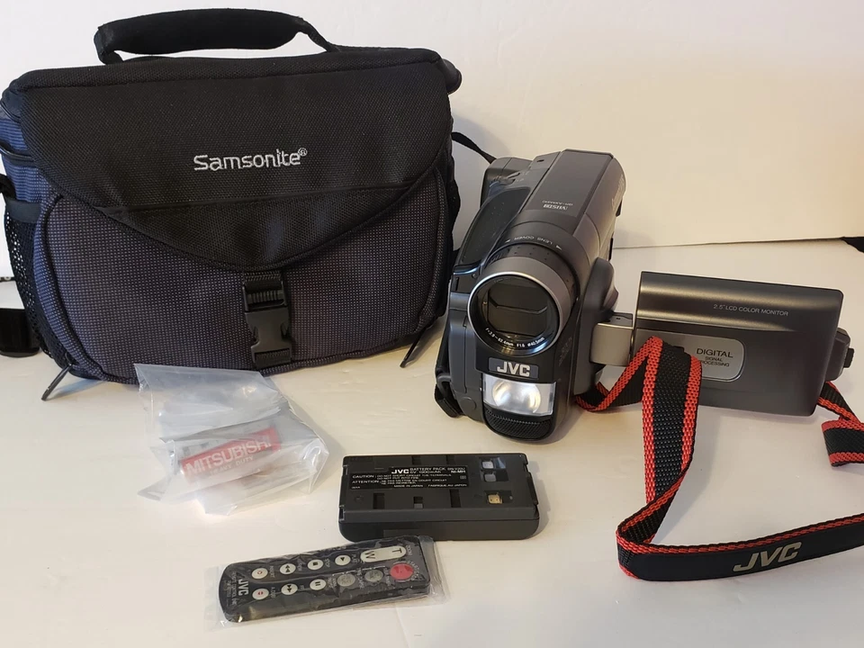 JVC VHS-C GR-AXM310U Camcorder Video Camera W/Extras (NON-WORKING/PARTS/REPAIR) - Image 2 of 4