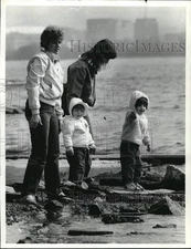 1985 Press Photo Others with Children at Onondaga Lake Park Waterfront