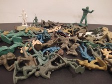 Lot of Vintage Plastic Army Men Soldiers Figures READ DESCRIPTION