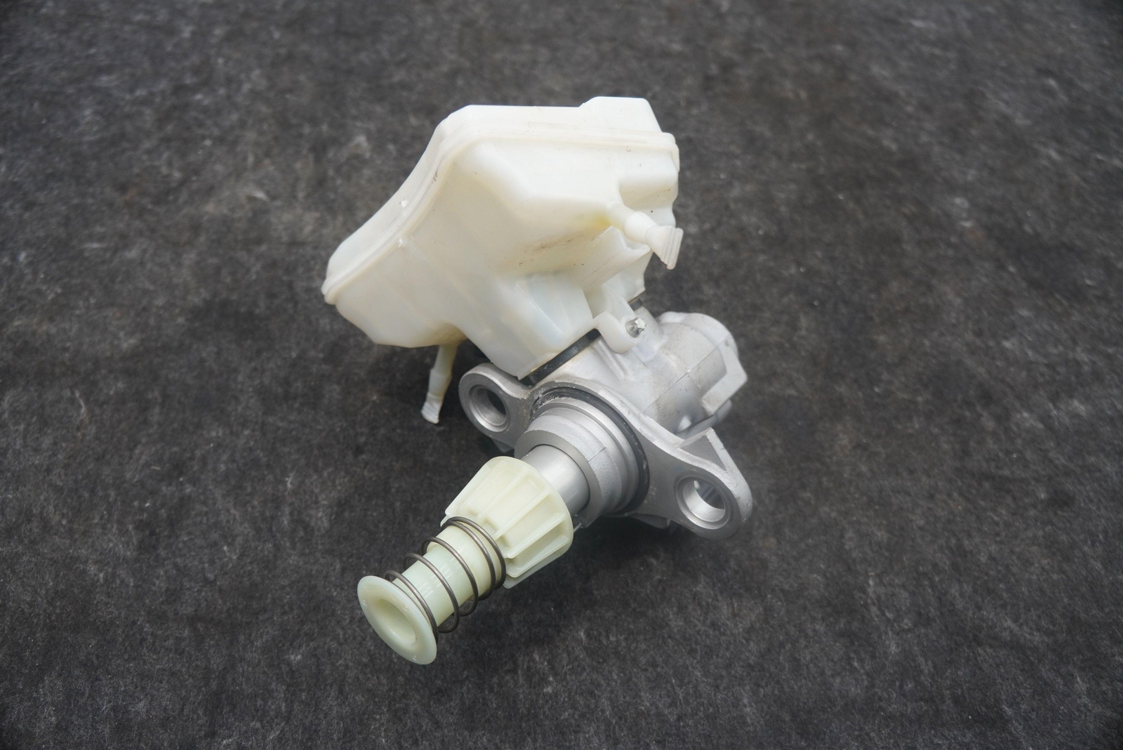 Tandem Brake Master Cylinder Reservoir Assembly 9Y0611021 OEM Lamborghini Urus