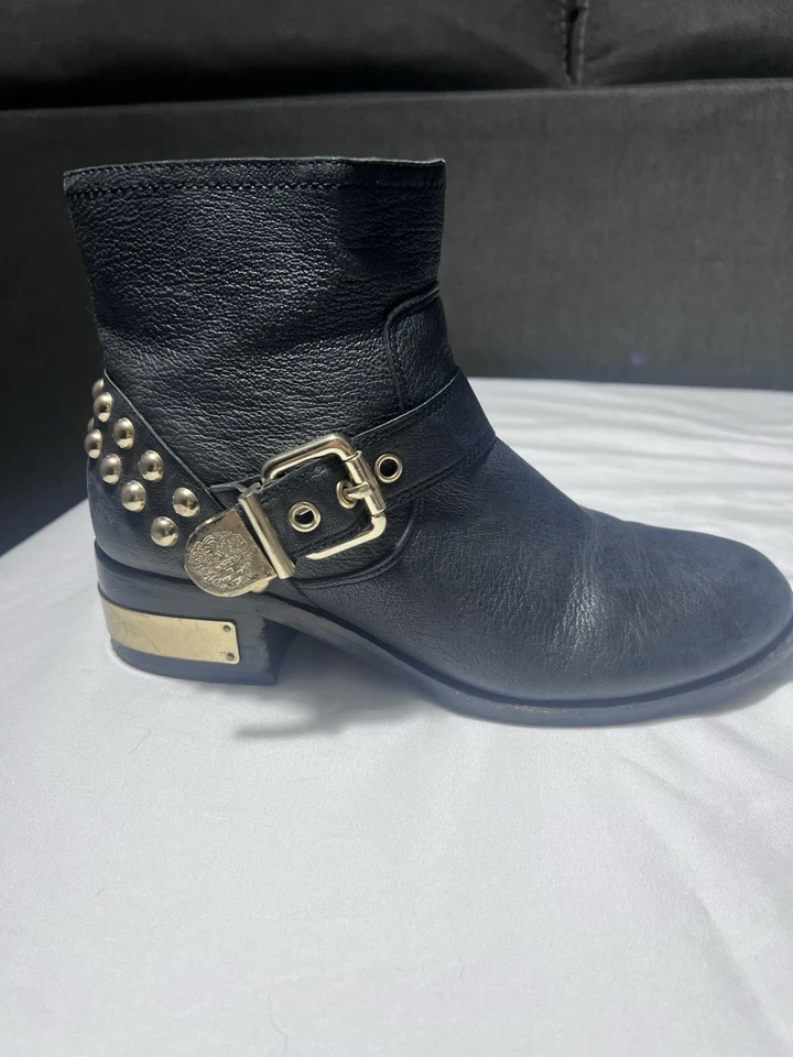 Bota de moto Vince Camuto Windetta dorada con tachuelas para mujer - negra - talla 8 Foto 3 de 4