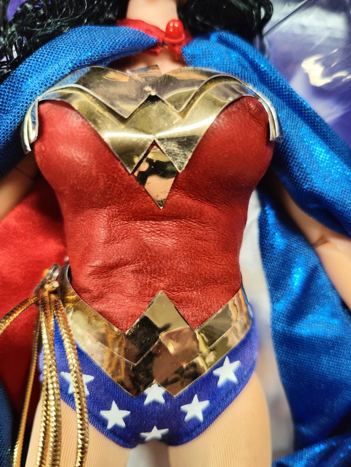 Figura Muñeca 13 Pulgadas DC Deluxe Collectors Escala 1/6 - Wonder Woman Foto 3 de 4