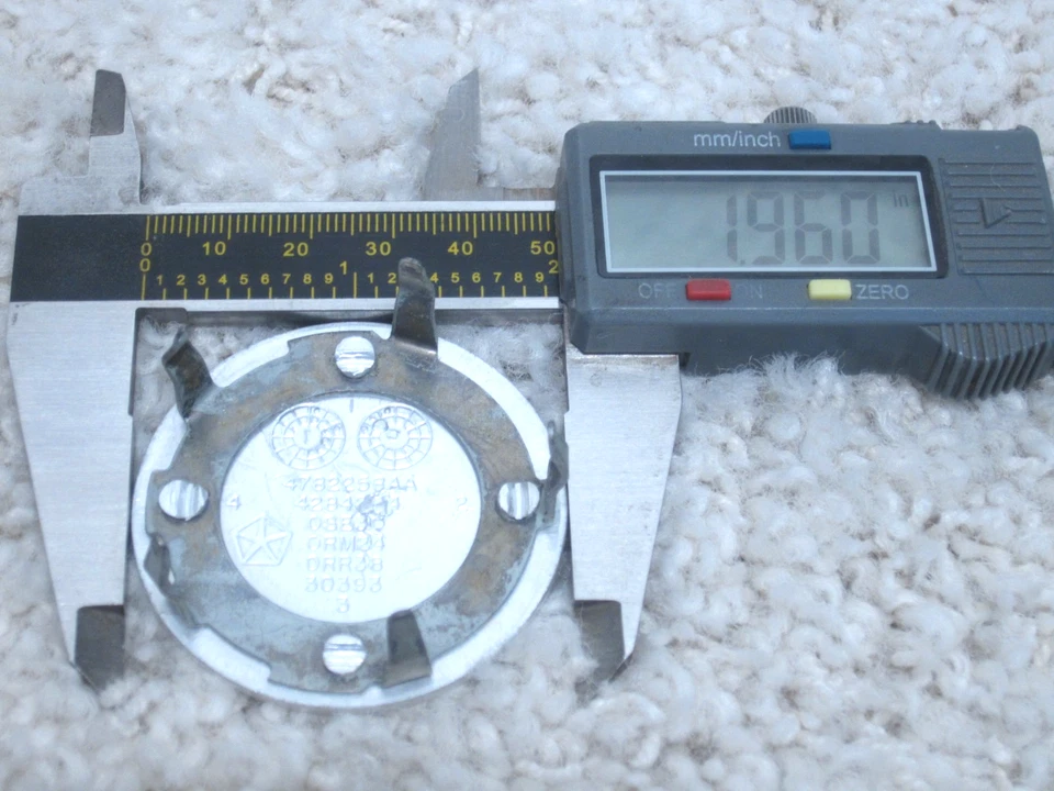 CHRYSLER 300M, LHS, TOWN & COUNTRY, TAPA CENTRAL DE RUEDA SEBRING 04782258AA #2A-12 Foto 2 de 2