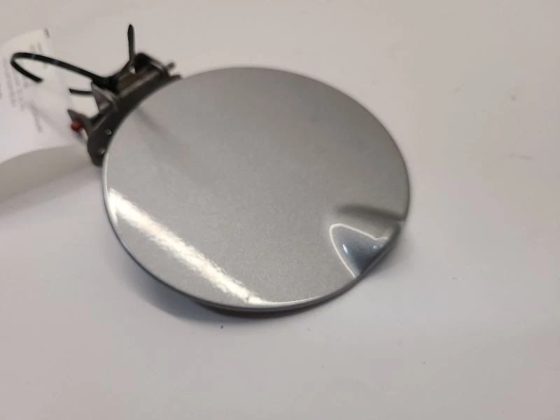 Dodge Grand Caravan 2011-2013 puerta de llenado de combustible plateada Foto 3 de 4