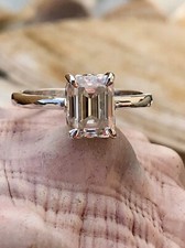 Anillo de compromiso único relleno de oro rosa de 14 quilates esmeralda de 2 quilates moissanita solitario Rin