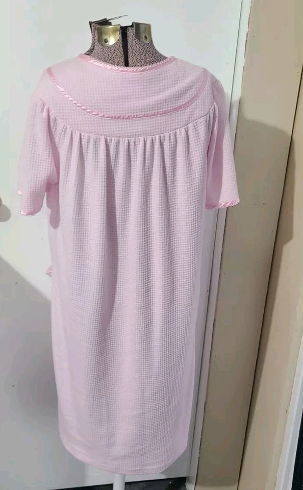 Bata Rosa Adonna Botón a Presión Waffle Textura Bordada Flores Talla Mediana  Foto 2 de 4