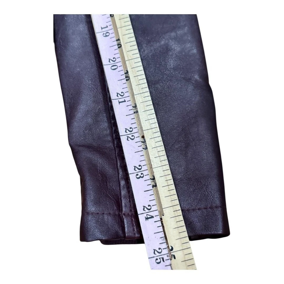 Jaqueta Maurices Feminina Extra Pequena Couro Sintético Moto Borgonha Bolsos com Zíper - Imagem 3 de 4
