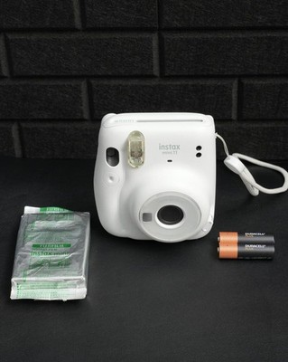 Fujifilm Instax Mini 11 weiß Sofortbildkamera + Film & Akkus - funktionstüchtig (406)