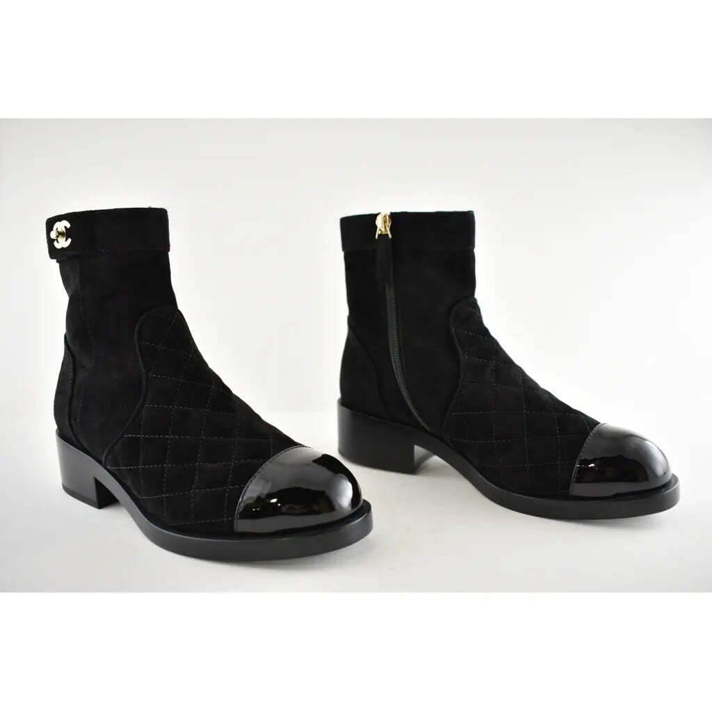 CHANEL ブーツ 36 2/1 C Chanel 20K Black Suede Quilted Turnlock CC Gold Patent Ankle Short