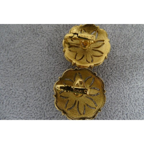 Vtg Crown Trifari Clip-On Earrings Byzantine Etruscan Brushed Gold Tone Floral - Picture 3 of 4