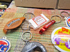 VINTAGE LOT OF 16 ADVERTISING BEER KEYCHAINS,, LIGHTER, FLASHLIGHT, ETC !!  — photo 3